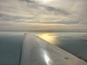 Blick über die linke und rechte Fläche des doppelsitzigen Reisemotorseglers während des Fluges über die Nordsee